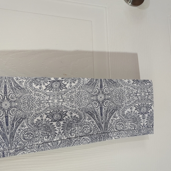 I love tyler Madison,size xs/tp,pant white and blue,76 %Rayonne,21%nylon,3%lycra - Picture 3 of 5